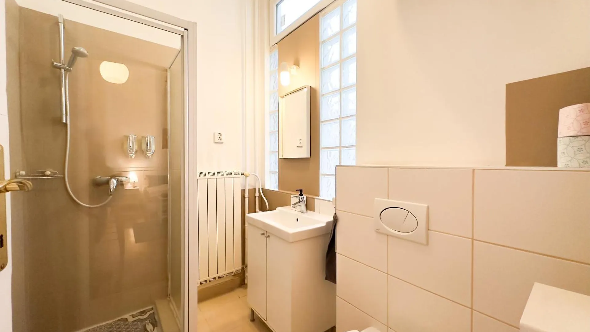 Charming Central Studio Apt - Flora'S Room Budapest 0*,  Hungary