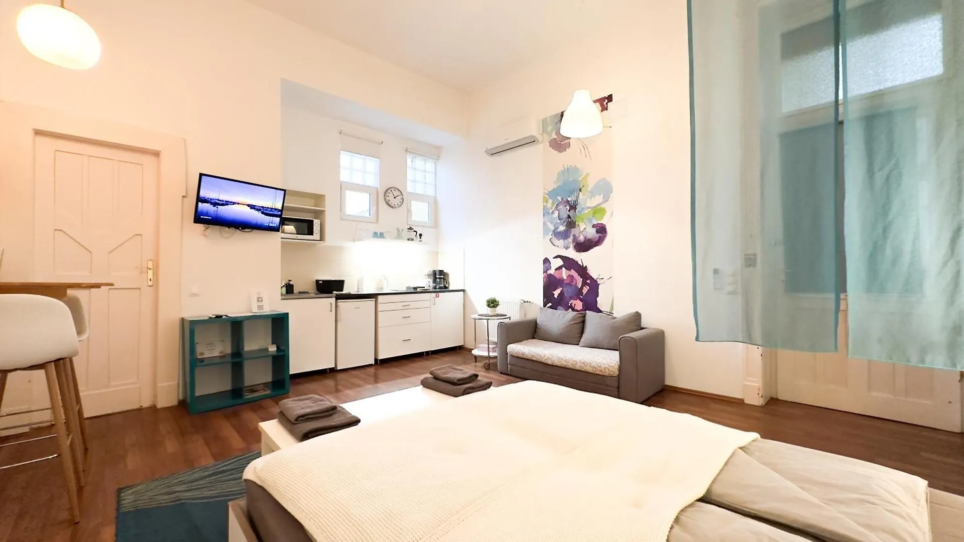 Charming Central Studio Apt - Flora'S Room Budapest